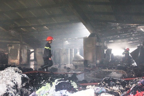 Hỏa hoạn cực lớn, hơn 2.000m2 nhà xưởng bông sợi bị thiêu rụi - 6 Toàn bộ nguyên vật liệu, máy móc cháy đen, hư hỏng