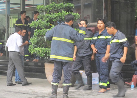 Cháy toà nhà 22 tầng, du khách nước ngoài hoảng loạn - 3 Lực lượng cứu hỏa có mặt dập tắt đám cháy
