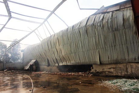 Hỏa hoạn cực lớn, hơn 2.000m2 nhà xưởng bông sợi bị thiêu rụi - 3 Sau vụ hỏa hoạn, khu nhà xưởng trở thành đống đổ nát