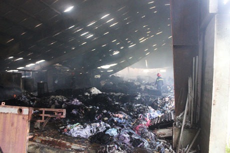 Hỏa hoạn cực lớn, hơn 2.000m2 nhà xưởng bông sợi bị thiêu rụi - 5 Toàn bộ nguyên vật liệu, máy móc cháy đen, hư hỏng