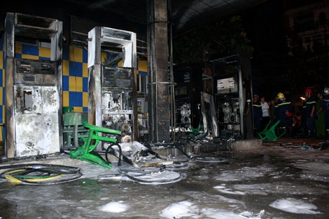 Toàn bộ 4 trụ bơm bị thiêu rụi, cháy đen