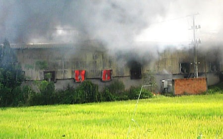 Hỏa hoạn cực lớn, hơn 2.000m2 nhà xưởng bông sợi bị thiêu rụi - 1 Hiện trường vụ cháy cực lớn tại xưởng bông sợi