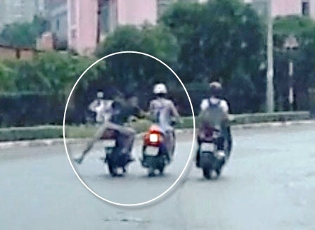 Tên Pha chở Dũng “Nhóc” trên chiếc Exciter đi “săn mồi” - Ảnh cắt từ clip