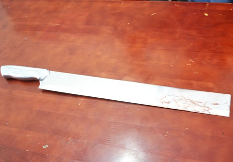 Kinh hoàng băng cướp đêm “chém rồi cướp” - 2 Hung khí bọn cướp chém chị Thúy gần đứt lìa tay để cướp tài sản