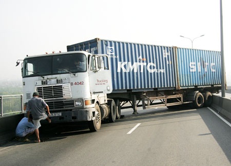 Chiếc xe container nằm chắn ngang mặt cầu Phú Mỹ