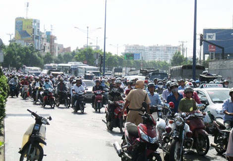 Sự cố xảy ra khiến giao thông trên đường Trường Chinh hướng đi Củ Chi ùn tắc