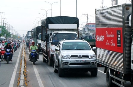 Các phương tiện ùn lại trên quốc lộ 1A