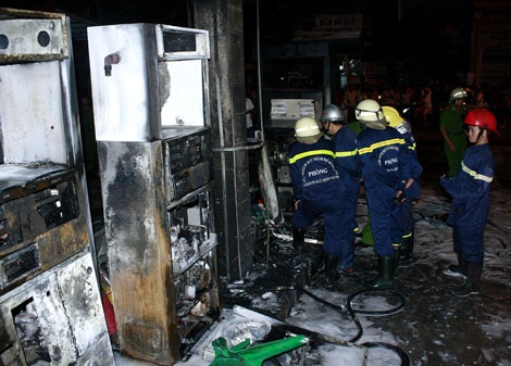 Lực lượng chức năng khám nghiệm hiện trường vụ cháy