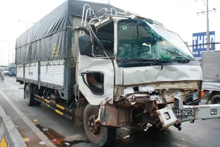Chiếc xe tải gây tai nạn biến dạng phần đầu