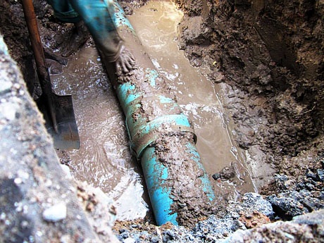 Đoạn nối ống dẫn nước sinh hoạt bị bể là nguyên nhân tạo ra “hố tử thần”