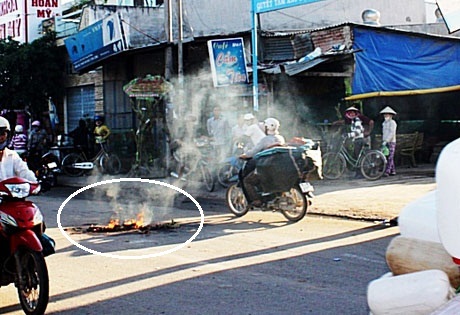 Điều tra vụ tai nạn khiến bé gái 13 tuổi tử vong - 1 Hiện trường vụ tai nạn thương tâm sau khi nạn nhân đã được chuyển đi
