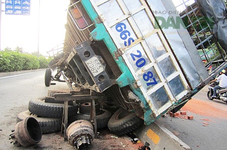 Xe tải chở gạch “dựa lưng” trên quốc lộ - 2 Chiếc xe tải đang sửa chửa, chuẩn bị cẩu đi thì gặp sự cố