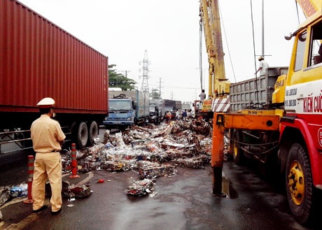 Xe tải "rải" sắt phế liệu đầy đường, tài xế ngất trong ca bin - 1 Hiện trường vụ xe tải chở sắt lật ngang đường