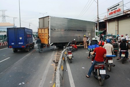 Bị ủi đi, một xe tải lao vào giải phân cách