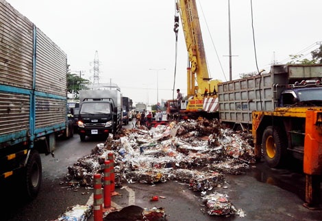 Xe tải "rải" sắt phế liệu đầy đường, tài xế ngất trong ca bin - 4 Xe cứu hộ được điều đến giải tỏa hiện trường