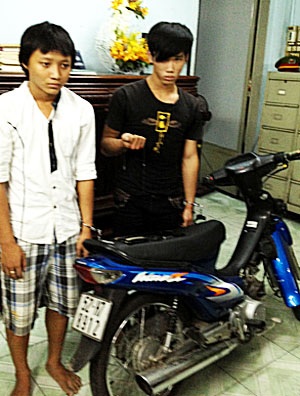 Hai tên cướp giật nghiện game bị các trinh sát bắt “nóng” khi vừa gây án