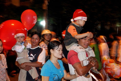 Cả nhà cùng xuống phố