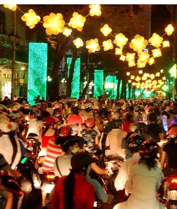 Những hỉnh ảnh không thể thiếu trong đêm Giáng sinh (Ảnh: Trung Kiên)