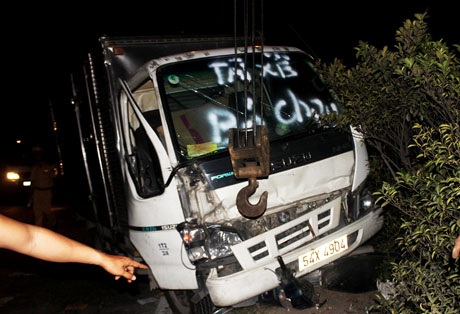 Nhân viên công ty cây xanh bị xe tải cán đứt lìa chân - 1 Hiện trường vụ tai nạn khiến một công nhân đang cắt cỏ bị đứt lìa một chân