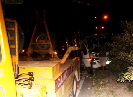 Nhân viên công ty cây xanh bị xe tải cán đứt lìa chân - 2 Xe cứu hộ giải tỏa hiện trường