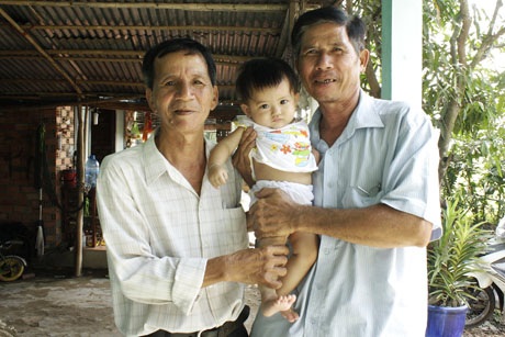 Quỹ Nhân ái hỗ trợ 5 triệu đồng đến bé 6 tháng tuổi mất cả cha lẫn mẹ do tai nạn giao thông - 3 Bé Minh Hằng hiện đang được ông nội, ông ngoại thay nhau chăm sóc