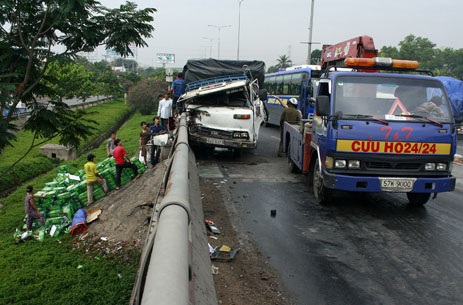 Hiện trường xe chở bia đâm vào lan can cầu sáng 29/12
