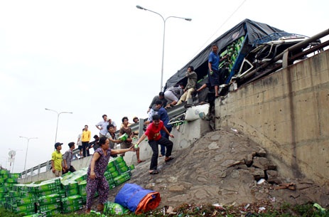 Nhiều thùng bia tràn xuống dưới cầu