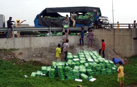 Hiện trường xe chở bia đâm vào lan can cầu sáng 29/12