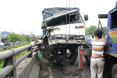 Đầu xe tải hư hỏng sau cú đâm cực mạnh vào lan can cầu