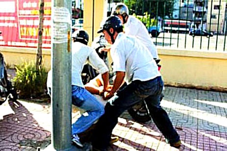 Các trinh sát hình sự khống trong một lần bắt cướp giật trên phố
