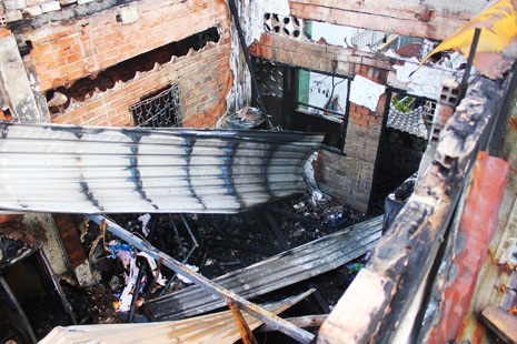 Một căn nhà trong khu dân cư bị thiêu rụi