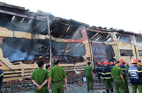 Cảnh hoang tàn sau một đám cháy lớn gây thiệt hại nhiều tỷ đồng