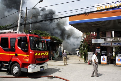 Đám cháy bùng lên ngay sau cây xăng