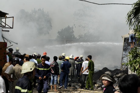 Lực lượng cứu hỏa nỗ lực khống chế đám cháy