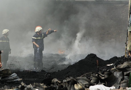 Lực lượng cứu hỏa nỗ lực khống chế đám cháy