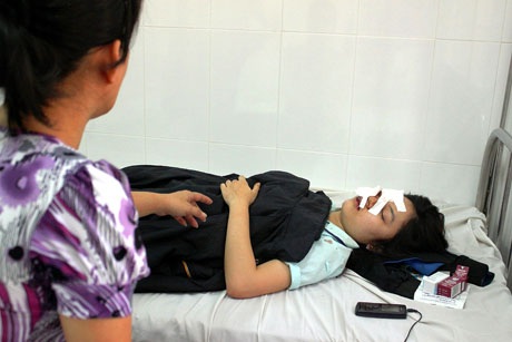 Khoảnh khắc kinh hoàng vụ xe khách tông nhau khiến 24 người thương vong - 1 Chị Diện đang được mẹ chăm sóc tại bệnh viện