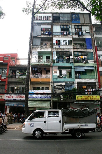 Khu nhà tập thể, nơi bé Hậu bị ngã từ tầng 5 xuống đất