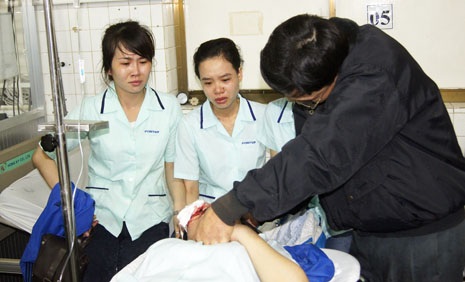 Khoảnh khắc kinh hoàng vụ xe khách tông nhau khiến 24 người thương vong - 3 Nhiều công nhân vẫn chưa hết bàng hoàng sau vụ tai nạn