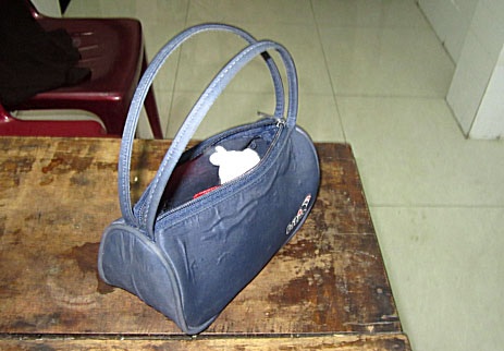 Túi đựng nữ trang thu được tìm thấy sau vụ cướp