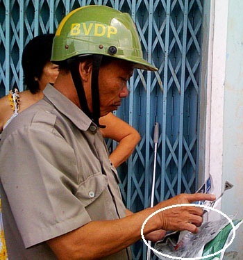 Con dao Thái Lan (nằm trong khoanh tròn trắng) được thu giữ