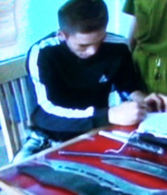 Một đối tượng tham gia vụ chém nhau đang viết lời khai tại cơ quan công an.