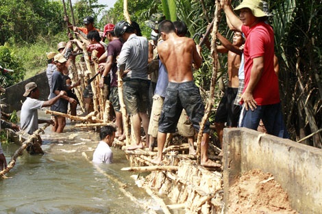 “Chạy lụt” giữa đêm vì đê bao bị vỡ - 16 Việc vá đoạn bờ bao bị bể diễn ra hết sức khẩn trương