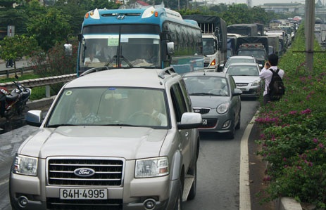 Các phương tiện ùn lại trên quốc lộ 1A