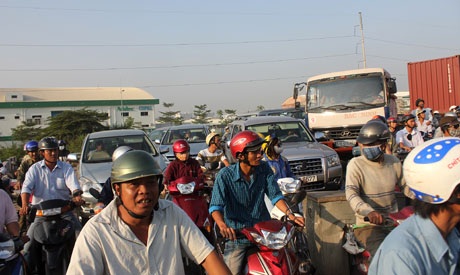 Xa lộ Hà Nội “tê liệt” hơn 10km vì một chiếc xe lật - 5 Giao thông rất hỗn loạn (Ảnh: Trung Kiên)