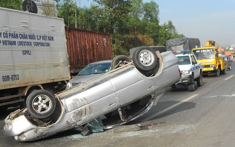 Ô tô 4 chỗ “chổng vó” giữa đường - 1 Hiện trường vụ ô tô 4 chỗ “chổng vó” sáng 24/12