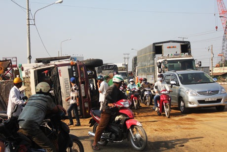 Xa lộ Hà Nội “tê liệt” hơn 10km vì một chiếc xe lật - 2 Thủ phạm gây kẹt xe (Ảnh: Trung Kiên)