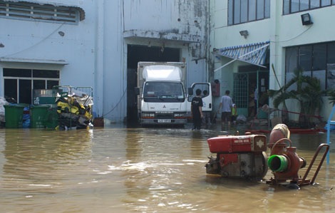 “Chạy lụt” giữa đêm vì đê bao bị vỡ - 8 Máy bơm công suất lớn được một doanh nghiệp đầu tư để hút nước từ nhà xưởng ra