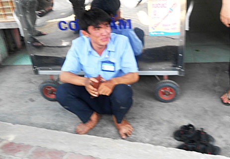 Bị trộm xe máy ngay trước mặt, nam sinh viên bật khóc nức nở - 1 Nam sinh viên mếu máo, bật khóc trong uất ức khi bị trộm mất xe
