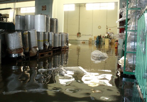 “Chạy lụt” giữa đêm vì đê bao bị vỡ - 11 Nhiều doanh nghiệp bị thiệt hại nặng nề sau vụ vỡ đê bao