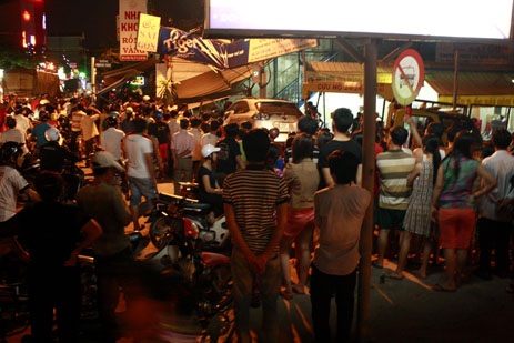 Nhiều người dân bức xúc, vây quanh hiện trường vụ tai nạn